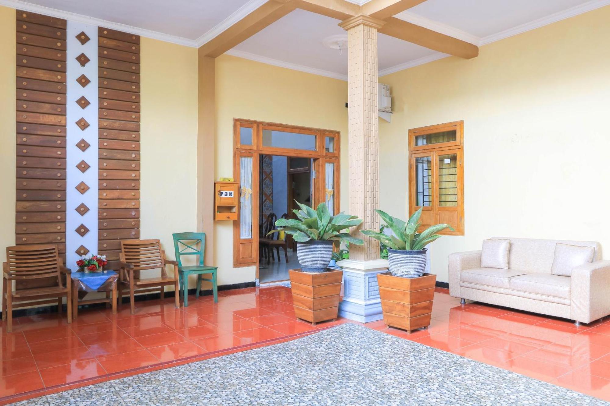 Oyo 2440 Wallet Family Residence Syariah Lumajang Zewnętrze zdjęcie